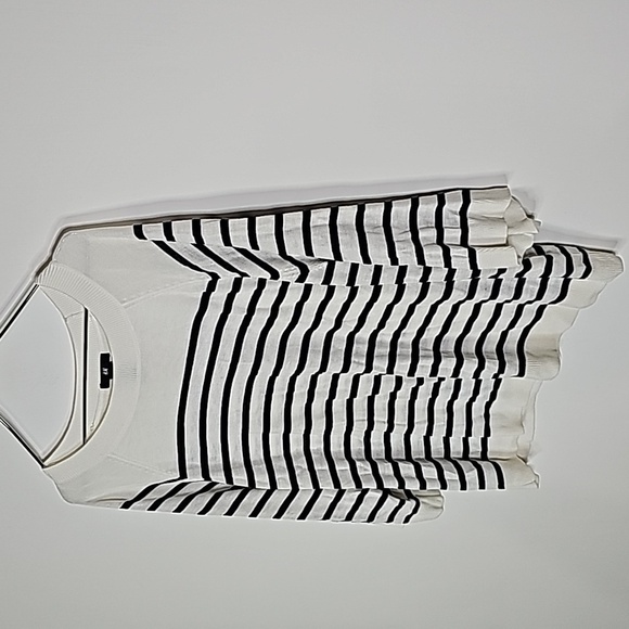 H&M small cream and black long sleeve light sweater - Picture 2 of 6